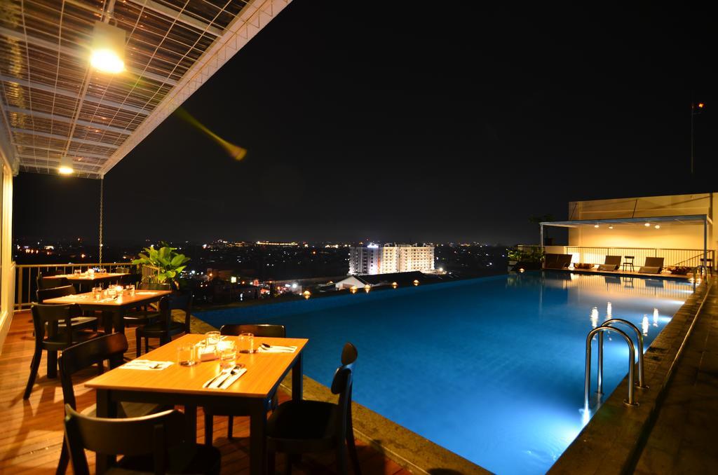 Student Park Hotel Yogyakarta Esterno foto